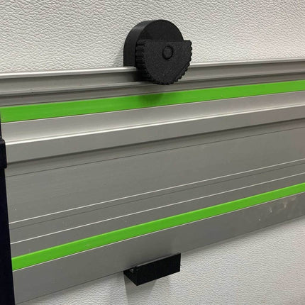 Universalus bėgelių laikiklis