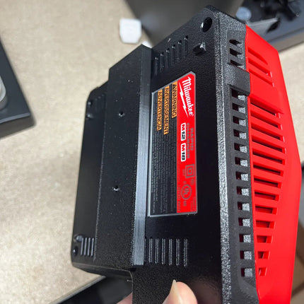 Sieninis laikiklis Milwaukee M12 / M18 krovikliui
