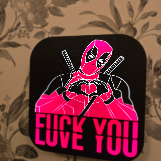 „Deadpool’s Valentine“ – Šviečianti Meilės Dekoracija (Lightbox)