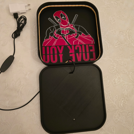 „Deadpool’s Valentine“ – Šviečianti Meilės Dekoracija (Lightbox)