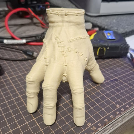 Helovynui Adamsų šeimos „Scar“ pieštukų laikiklis