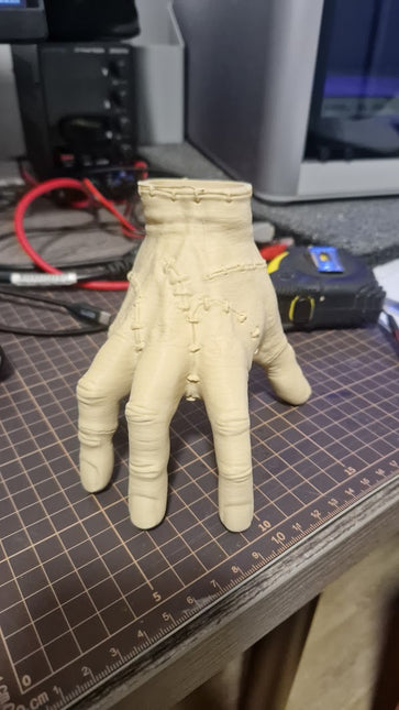 Helovynui Adamsų šeimos „Scar“ pieštukų laikiklis