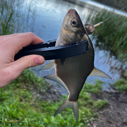 Žuvies žnyplės greitam kabliuko išėmimui