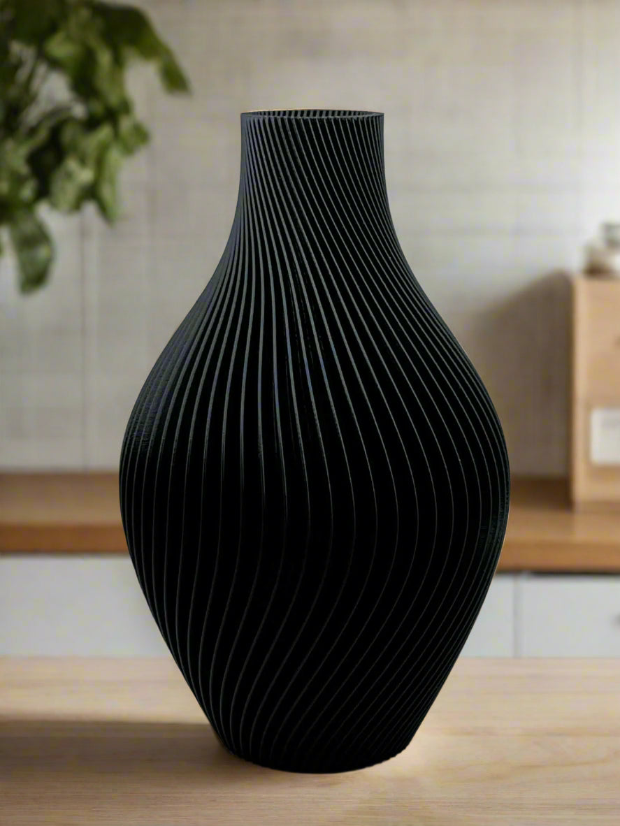 Juoda dekoratyvinė vaza – 15 cm