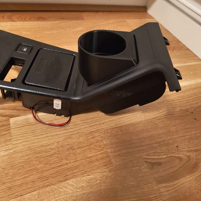 BMW E39 puodelių laikiklis (už stovėjimo stabdžio svirties)