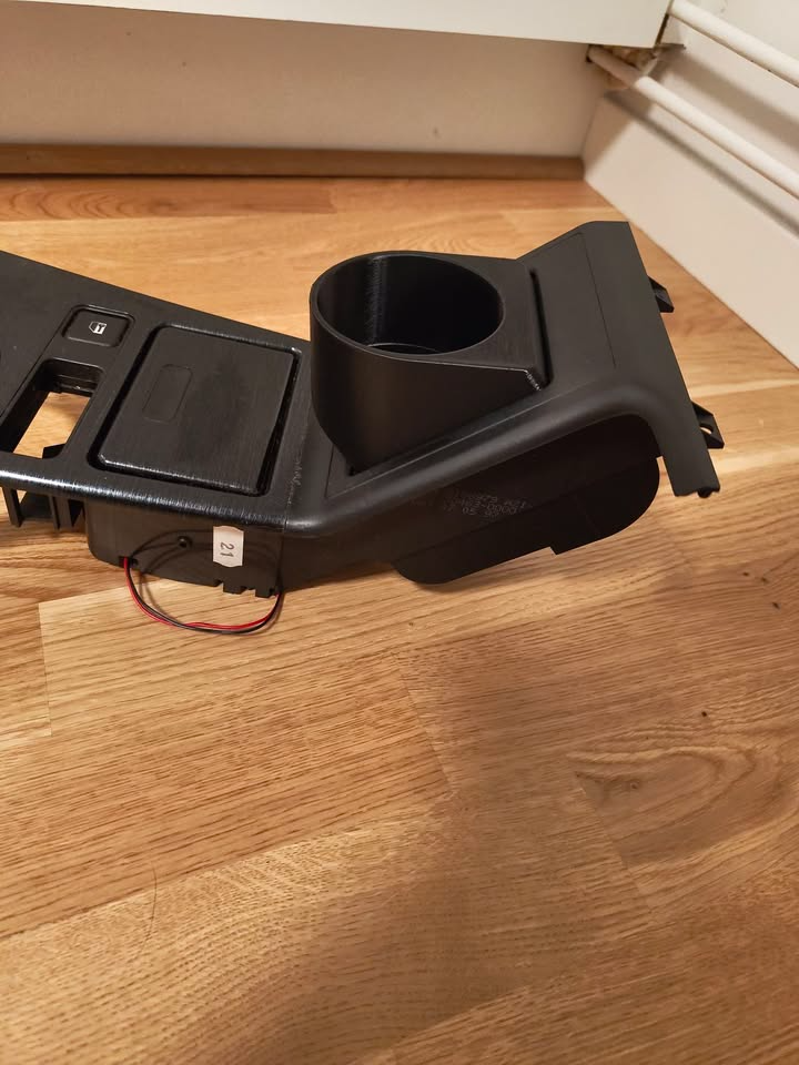 BMW E39 puodelių laikiklis (už stovėjimo stabdžio svirties)