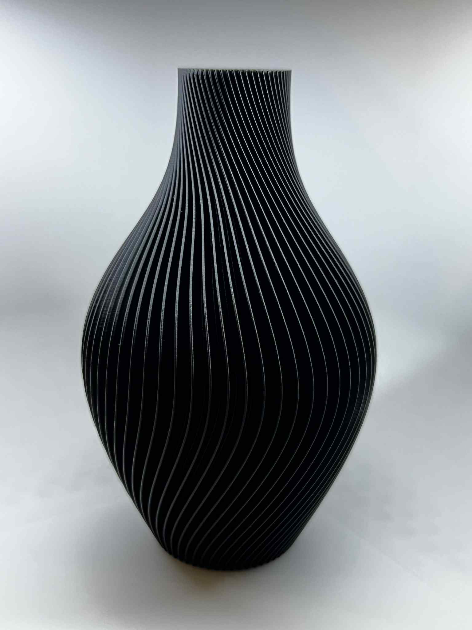 Juoda dekoratyvinė vaza – 15 cm
