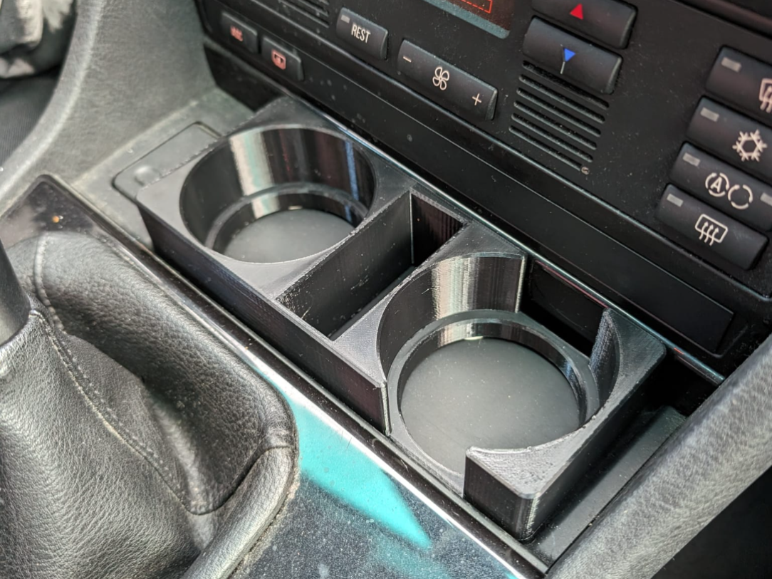 BMW E39 puodelių laikiklis