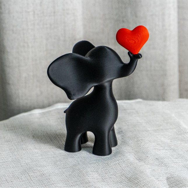 „Heart Trunk“ – Žaisminga Drambliukų Meilės Skulptūra