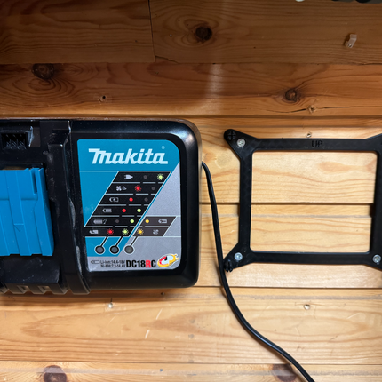 Makita DC18RC pakrovėjo sieninis laikiklis