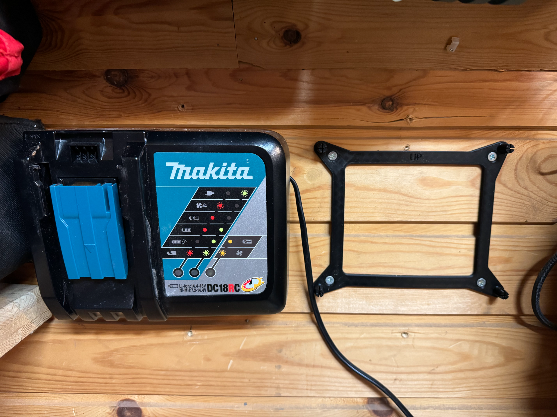 Makita DC18RC pakrovėjo sieninis laikiklis