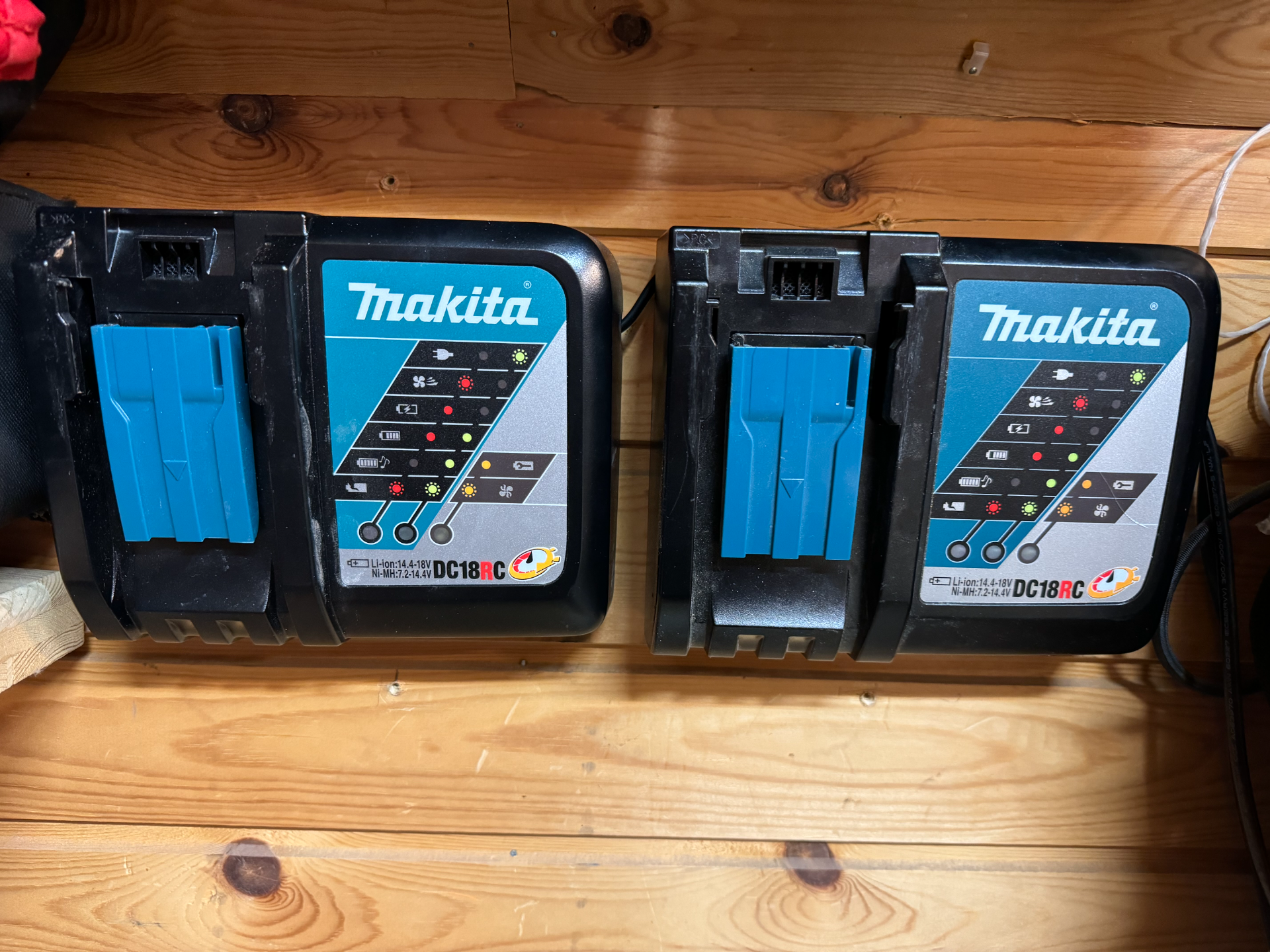 Makita DC18RC pakrovėjo sieninis laikiklis