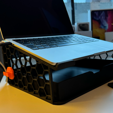 „WorkSpace Pro“ Nešiojamojo Kompiuterio Stovas su Organizatoriumi ir Laidų Laikikliu