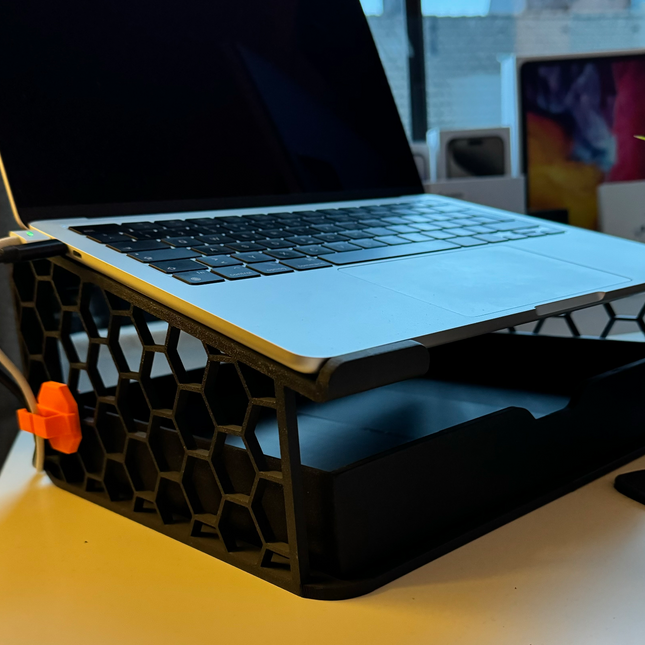 „WorkSpace Pro“ Nešiojamojo Kompiuterio Stovas su Organizatoriumi ir Laidų Laikikliu