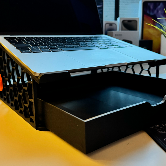 „WorkSpace Pro“ Nešiojamojo Kompiuterio Stovas su Organizatoriumi ir Laidų Laikikliu