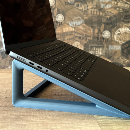 „Ultra-Slim“ Nešiojamojo Kompiuterio Pakyla – Minimalistinis