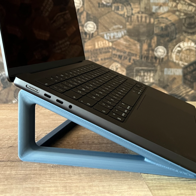 „Ultra-Slim“ Nešiojamojo Kompiuterio Pakyla – Minimalistinis