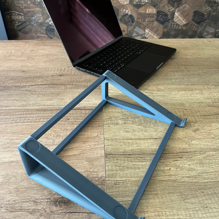 „Ultra-Slim“ Nešiojamojo Kompiuterio Pakyla – Minimalistinis