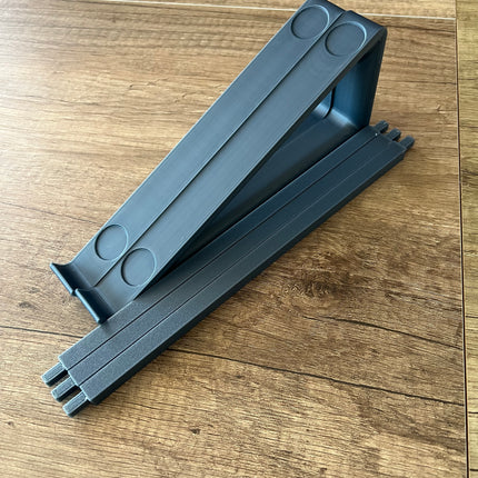 „Ultra-Slim“ Nešiojamojo Kompiuterio Pakyla – Minimalistinis