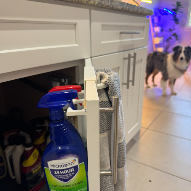 Daugiafunkcis rankšluosčių laikiklis su purškiklių laikymo vieta