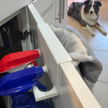 Daugiafunkcis rankšluosčių laikiklis su purškiklių laikymo vieta