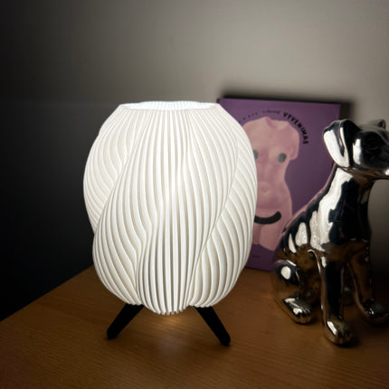 Spiralinis Šviesos „Swirl“ – Stalo Šviestuvas