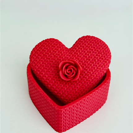 „Knitted Heart“ – Megztos Tekstūros Dekoratyvinė Dėžutė su Gėle