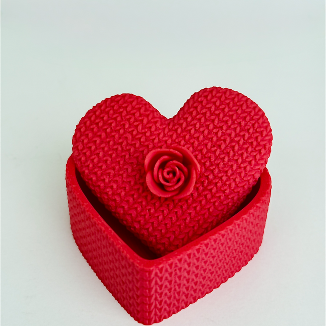 „Knitted Heart“ – Megztos Tekstūros Dekoratyvinė Dėžutė su Gėle