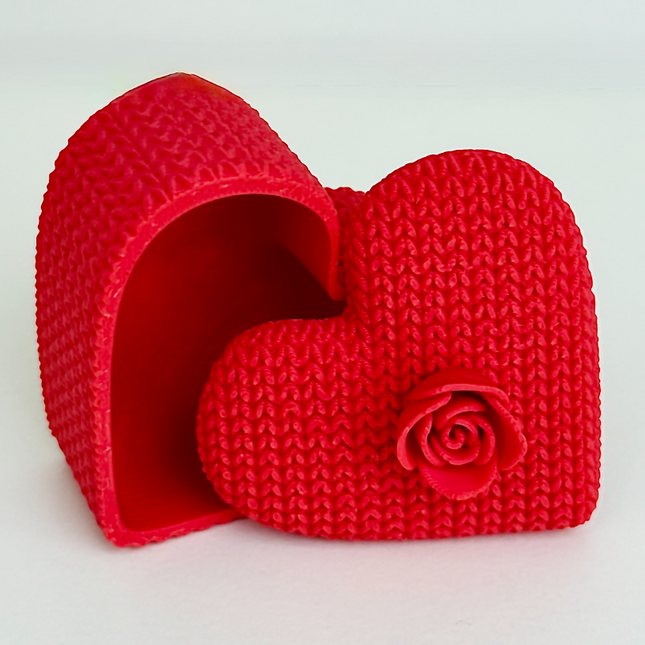 „Knitted Heart“ – Megztos Tekstūros Dekoratyvinė Dėžutė su Gėle
