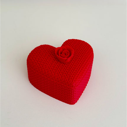 „Knitted Heart“ – Megztos Tekstūros Dekoratyvinė Dėžutė su Gėle