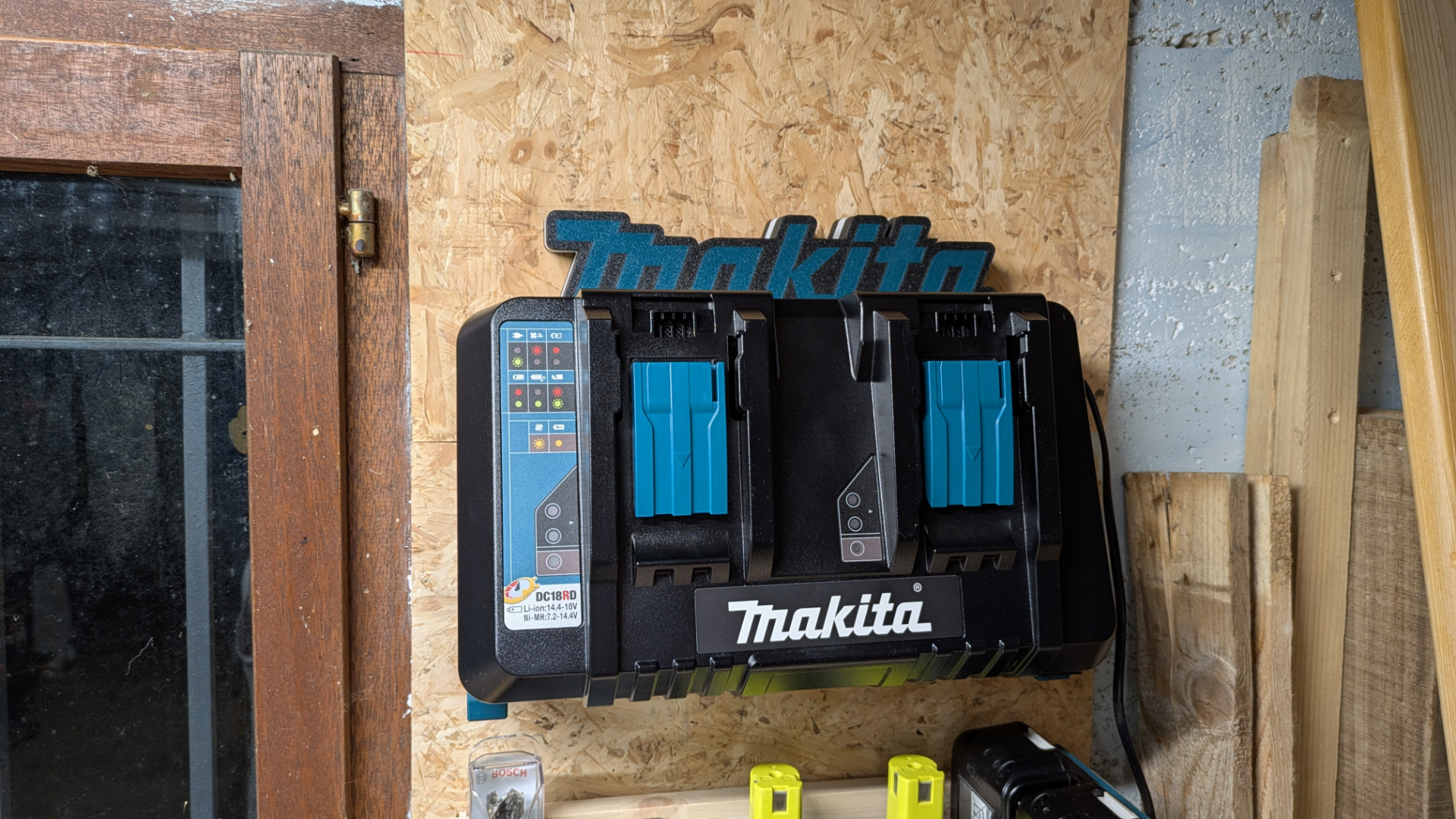 Makita DC18RD dual įkroviklio sieninis laikiklis