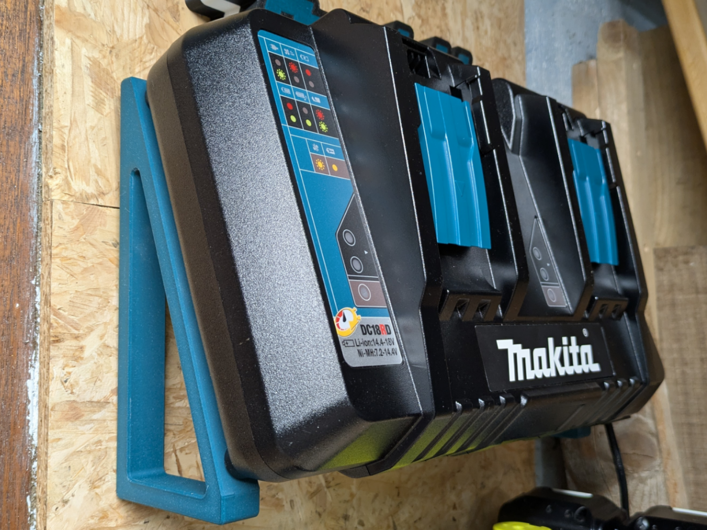 Makita DC18RD dual įkroviklio sieninis laikiklis