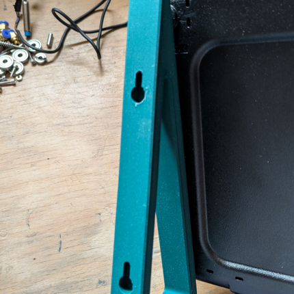 Makita DC18RD dual įkroviklio sieninis laikiklis