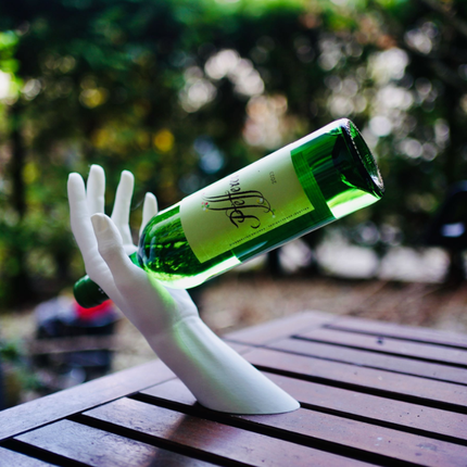 Dekoratyvinis vyno butelio laikiklis – rankos formos