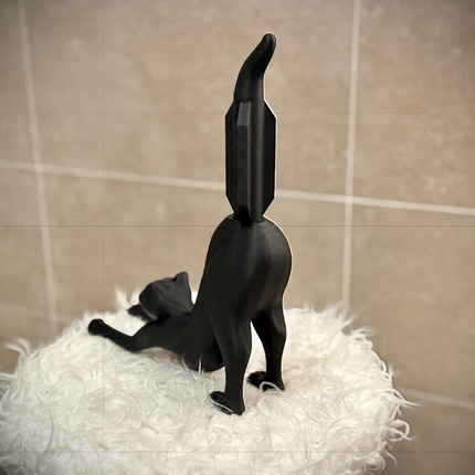Išsitiesusi katė – stilingas tualetinio popieriaus laikiklis