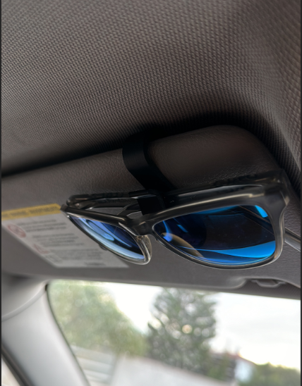 Automobilinis akinių laikiklis prie saulės skydelio