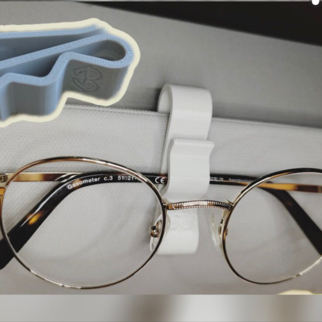 Automobilinis akinių laikiklis prie saulės skydelio