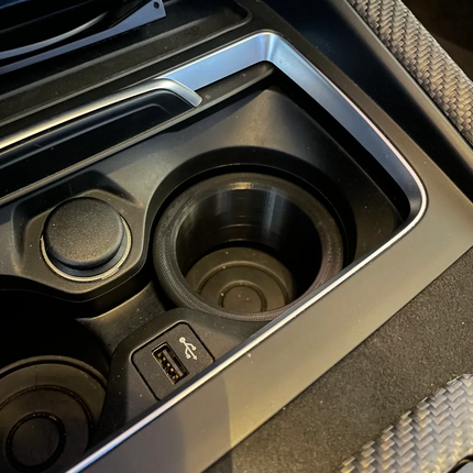 BMW 2 serijos (F-Model, F22 / F87 M2) puodelių laikiklis (0,25 l / 0,33 l)