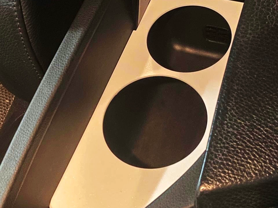 BMW E60/E61 puodelių laikiklis