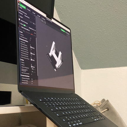 „AirLift M2“ Elegantiškas Nešiojamojo Kompiuterio Stovas – Sukurtas „MacBook Air“