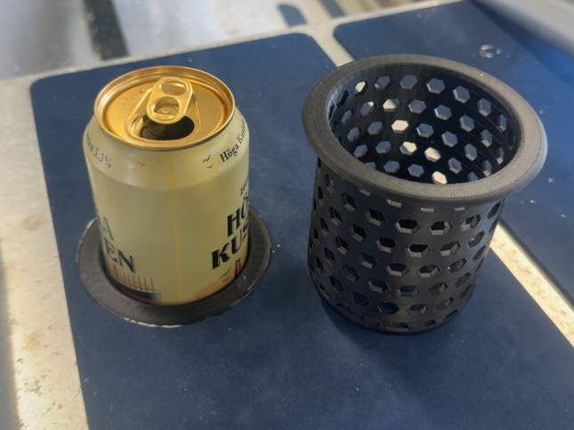 Įleidžiamas gėrimų laikiklis