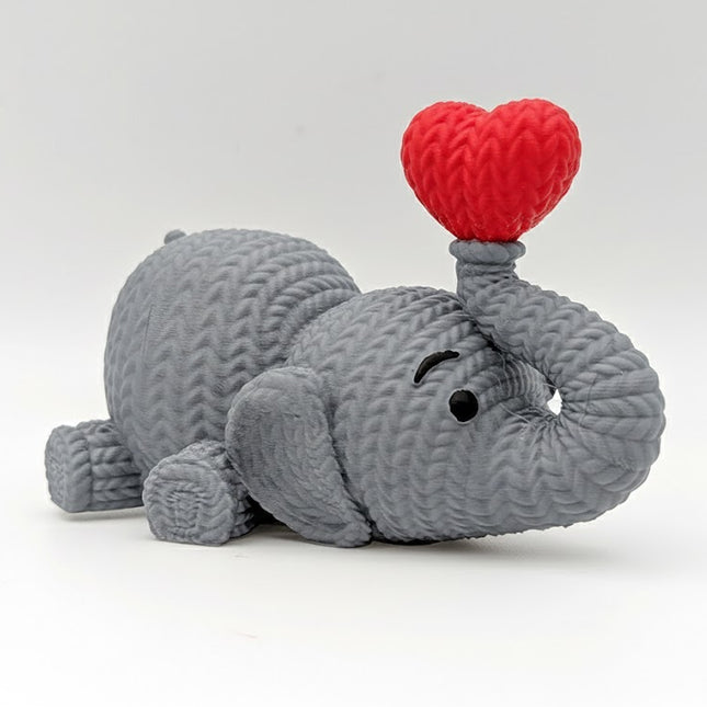 „Širdies sargas“ – Megztos tekstūros drambliuko skulptūra